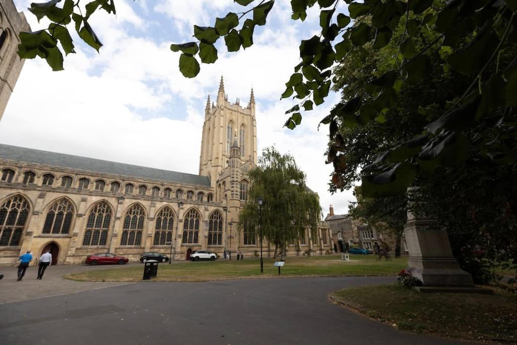 Central Medieval Grid Unique Home With Gated Parking Bury St. Edmunds ภายนอก รูปภาพ